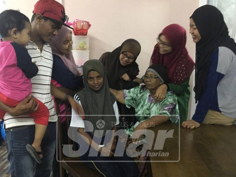 Rosiah Mansor, 52, (duduk kiri) bersama ibunya, Sanah Mat Nor, 81, serta adik beradik yang lain di rumahnya di Solok Terentang Kampung Jus setelah dia ditemui selamat pada jam 9.50 pagi tadi.