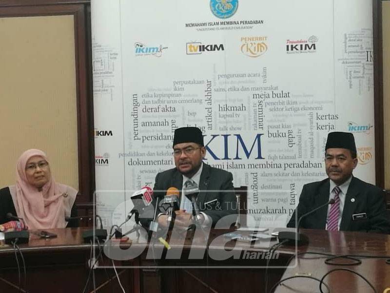 Mujahid (tengah) ketika menjawab soalan pemberita sebaik selesai majlis itu.