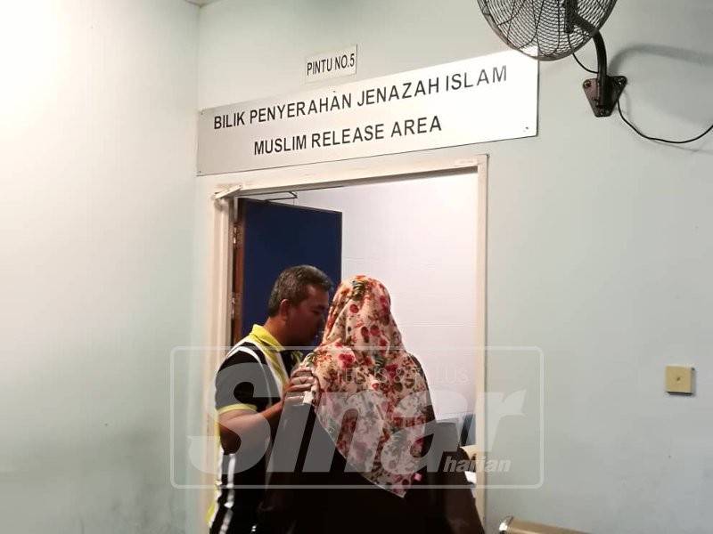 Abdul Hamid dilihat tenang cuba menenangkan salah seorang ahli keluarganya yang berada di Bilik Forensik Hospital Serdang sementara menunggu untuk menuntut jenazah Norwahidah.