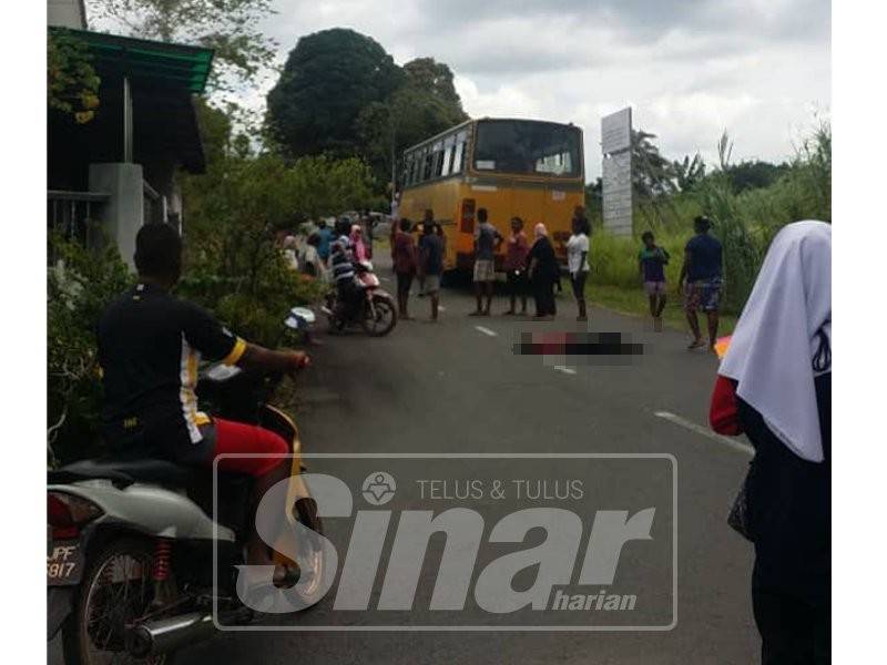 Kemalangan dipercayai berlaku selepas mangsa terjatuh dari tangga bas dan digilis di tayar belakang.