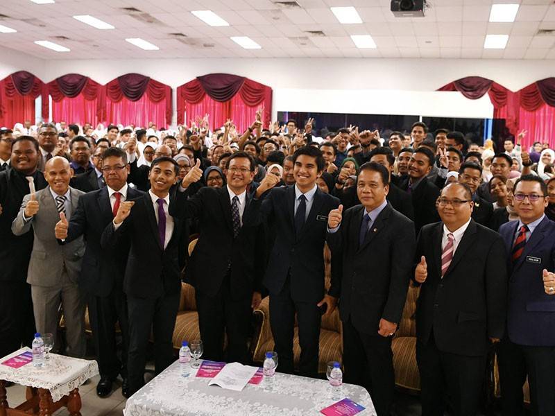 Menteri Belia dan Sukan, Syed Saddiq Syed Abdul Rahman (berdiri, tengah) bergambar bersama pelajar selepas Majlis Menandatangani Memorandum Persefahaman antara Universiti Teknologi Mara (UiTM) dengan Majlis Sukan Negara (MSN) di UiTM, hari ini. - Foto Bernama