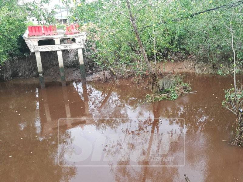 Keadaan jambatan Kampung Sepah Beruang, Benut yang runtuh sejak dua tahun lalu.