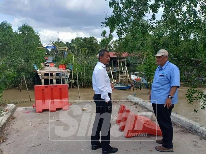 Sahruddin melihat jambatan runtuh di Kampung Sepah Beruang. 