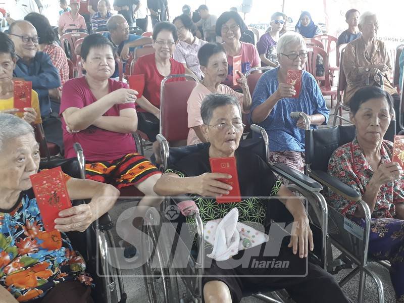 Ang pau diberikan kepada semua penghuni rumah warga emas Bethell Hill.