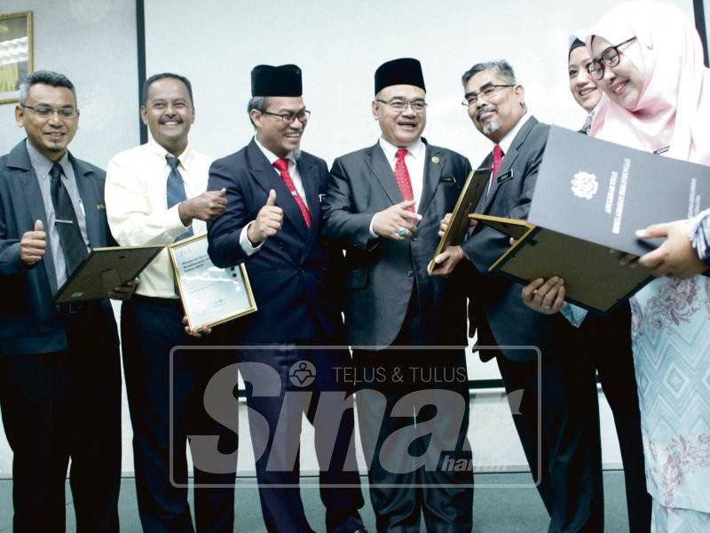 Addy Husszairi (enam, kanan) beramah mesra dengan penerima anugerah. 