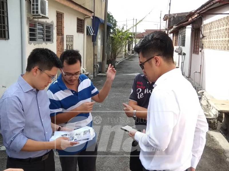 Howard Lee (kanan) bersama Kah Woh (kiri) berbincang dengan penduduk mengenai projek tebatan banjir di Taman Happy.