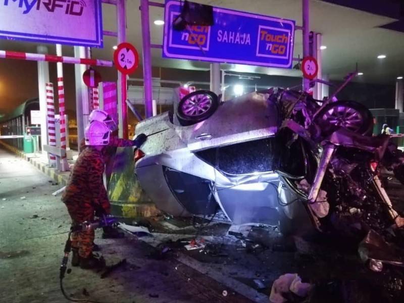 Kereta dinaiki mangsa terbabas sebelum melanggar plaza tol berkenaan. - Foto : Ihsan JBPM Johor