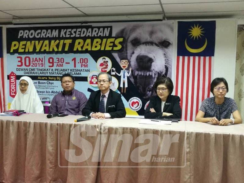 Boon Chye(tengah) bersama barisan pengurusan tertinggi Jabatan Kesihatan Negeri Perak, MPT dan Jabatan Perkhidmatan Veterinar daerah LMS sewaktu sidang media hari ini.