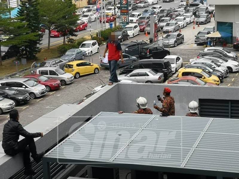 Bomba ketika memujuk seorang lelaki berusia 39 tahun yang cuba terjun dari JB Sentral.
