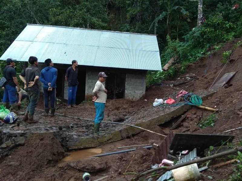 Kejadian tanah runtuh di Desa Mengening kelmarin meragut nyawa empat sekeluarga. 