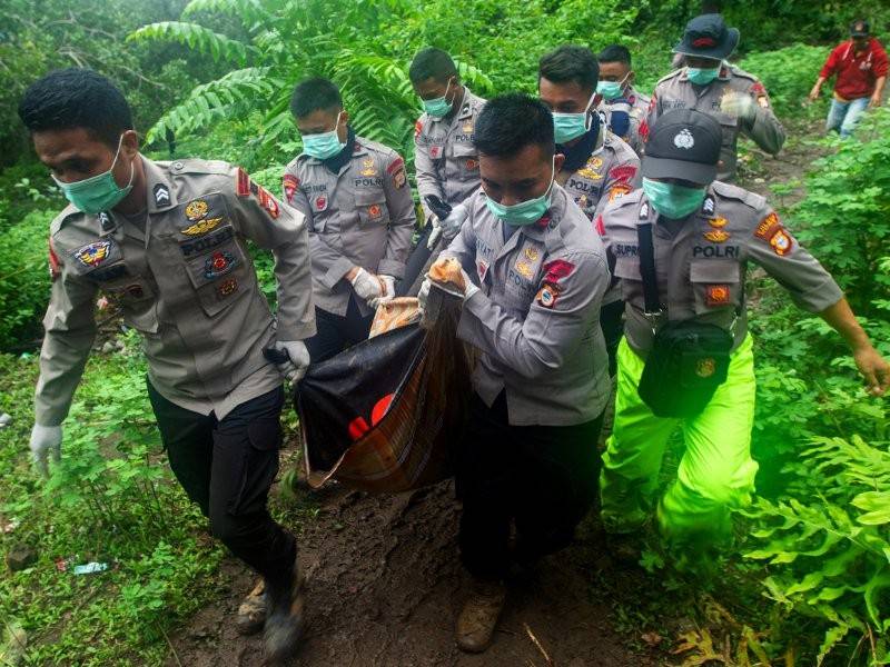 Anggota penyelamat membawa keluar mayat mangsa tanah runtuh di Gowa.