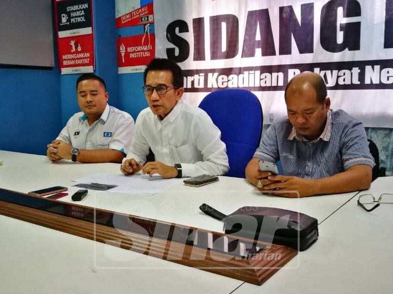 Azan (tengah) pada sidang media di ibu pejabat PKR Terengganu, hari ini.