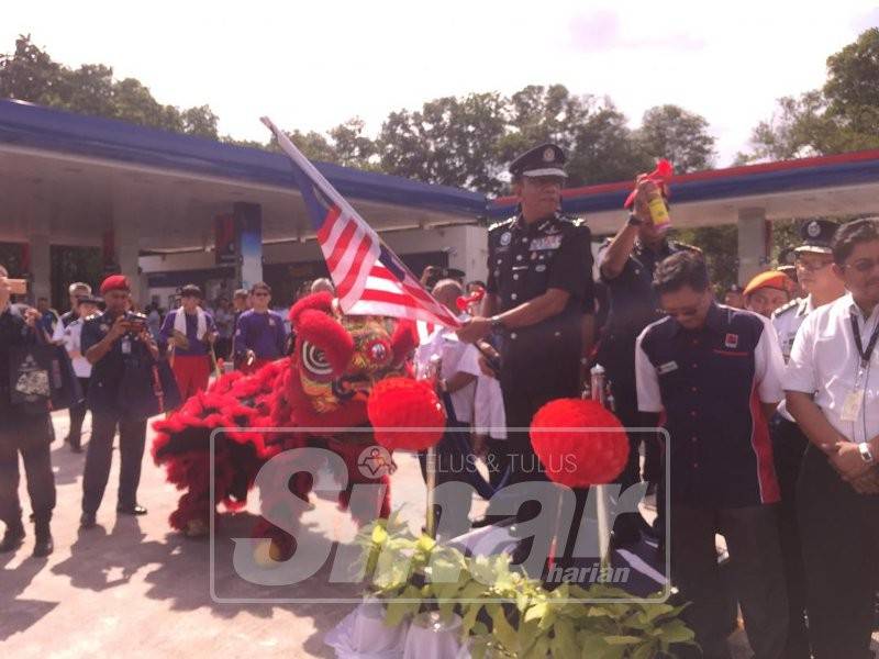 Mohd Khalil ketika melancarkan Ops Selamat ke-14, di sini, hari ini.