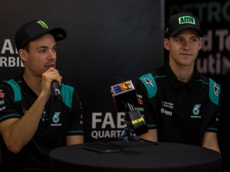 Pelumba PETRONAS Sepang Racing Team MotoGP dari Perancis Fabio Quartararo (kiri) dan pelumba MotoGP dari Itali Franco Morbidelli (kanan) ketika sidang media pada sesi ramah mesra bersama peminat MotoGP di AHM Motor Sports, Jalan Ipoh hari ini. Foto: Bernama