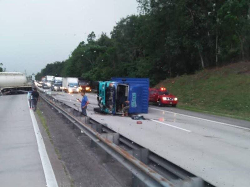 Gambar dua buah lori menghalang laluan di kedua-dua arah. Foto: Pembaca Sinar Harian