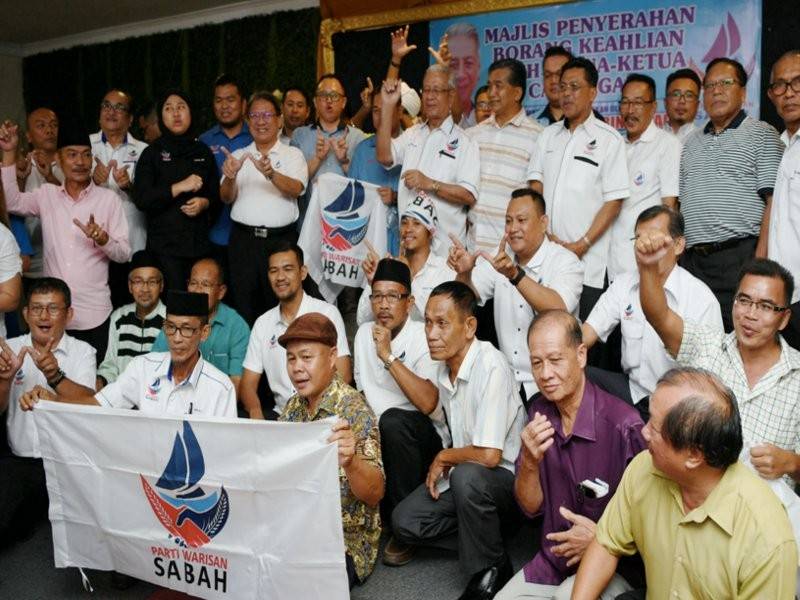 Sebahagian daripada ketua-ketua cawangan parti pembangkang kawasan Putatan yang menyertai parti Warisan pada majlis penerimaan borang keahlian parti Warisan malam ini. - Foto Bernama