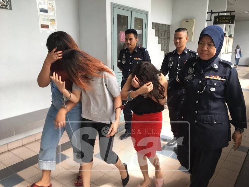 Ketika-tiga wanita warga Indonesia diiringi anggota polis keluar dari kamar mahkamah sebaik hukuman dijatuhkan ke atas mereka.