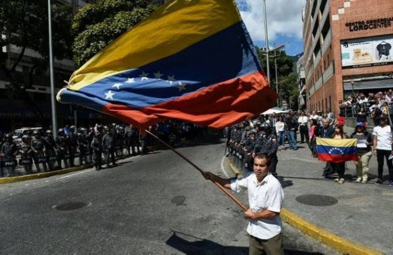 Penunjuk perasaan berhimpun di Caracas bagi menyatakan bantahan terhadap Presiden Maduro. - Foto AFP