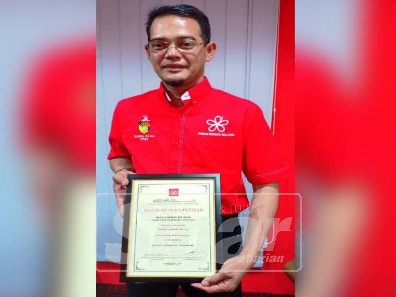 Shamsul bersama watikah pelantikan sebagai Ketua Bersatu Bahagian Rembau.