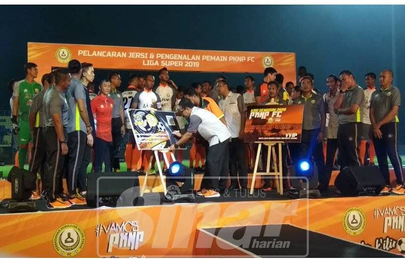 Zainol Fadzi turut melancarkan Kelab Penyokong PKNP FC dan Kad Semusim sempena majlis tersebut.