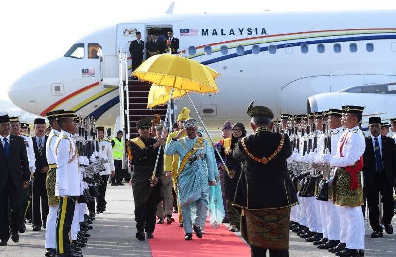 ultan Pahang, Al-Sultan Abdullah diiringi Raja Muda Selangor, Tengku Amir Shah Sultan Sharafuddin Idris Shah melintasi kawalan Kehormat Setempat oleh Angkatan Tentera Malaysia Batalion Pertama Rejimen Renjer Diraja sejurus tiba di Kompleks Bunga Raya, Lapangan Terbang Antarabangsa Kuala Lumpur (KLIA) untuk menghadiri Istiadat Melafaz dan Menandatangani Surat Sumpah Jawatan Yang di-Pertuan Agong ke-16 di Istana Negara, hari ini. - Foto Bernama