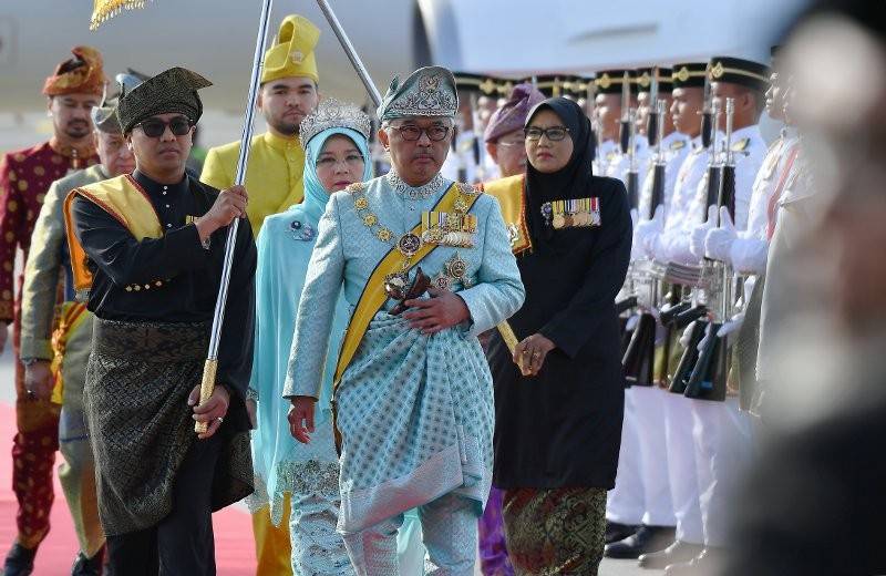 Kebawah Duli Yang Maha Mulia Seri Paduka Baginda Yang di-Pertuan Agong XVI, Al-Sultan Abdullah dan Raja Permaisuri Agong, Tunku Hajah Azizah Aminah selamat tiba di Kompleks Bunga Raya, Lapangan Terbang Antarabangsa Kuala Lumpur pagi ini. - Foto Bernama