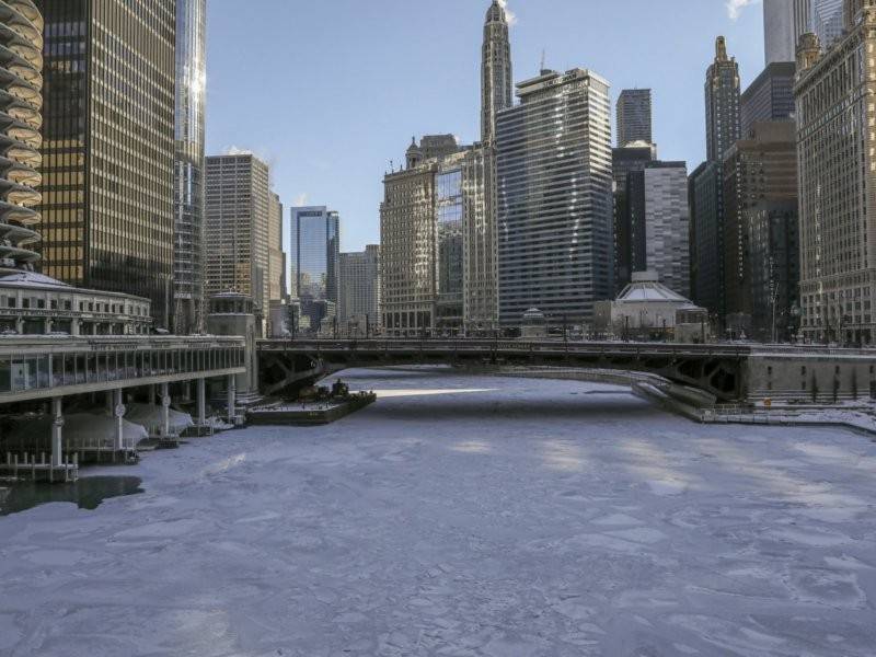 Keadaan Sungai Chicago susulan gelombang cuaca sejuk melampau. - FOTO AP