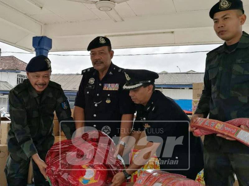 Warga emas dicekup bersama mercun jualan