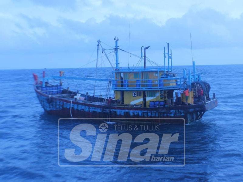 Bot nelayan tempatan yang dinaiki empat awak-awak warga Thailand dan Kemboja dibawa ke Jeti Zon Maritim Kemaman di Bukit Kuang untuk siasatan lanjut.