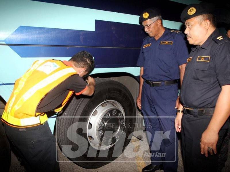 Mahasan (dua, kanan) bersama pegawai dan anggota menjalankan pemeriksaan terhadap tayar bas.