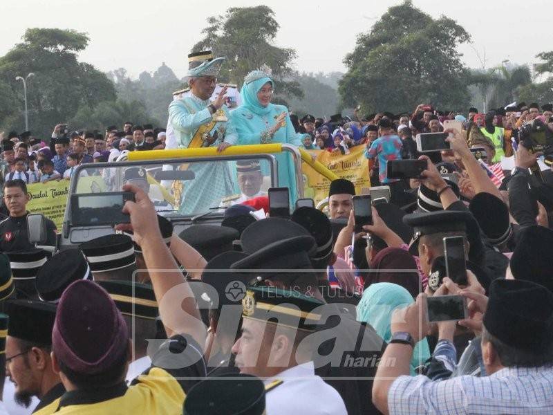 Istiadat Memuliakan Keberangkatan Yang Dipertuan Agong dan Raja Permaisuri Agong ke Istana Negara, Kuala Lumpur, pagi tadi.