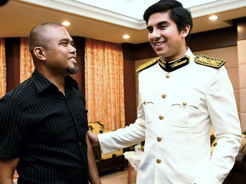 Menteri Belia dan Sukan Syed Saddiq Syed Abdul Rahman (kanan) bertemu dengan Bekas Jurulatih Skuad Berbasikal Brunei, Mohd Yafiz Jamaludin selepas berbincang berkenaan Program 'Jumpa Kami' #TeamKBS di Majlis Sukan Negara hari ini. - Foto Bernama