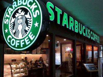 Rakyat Kelantan Beratur 70 Meter Beli Kopi Starbucks