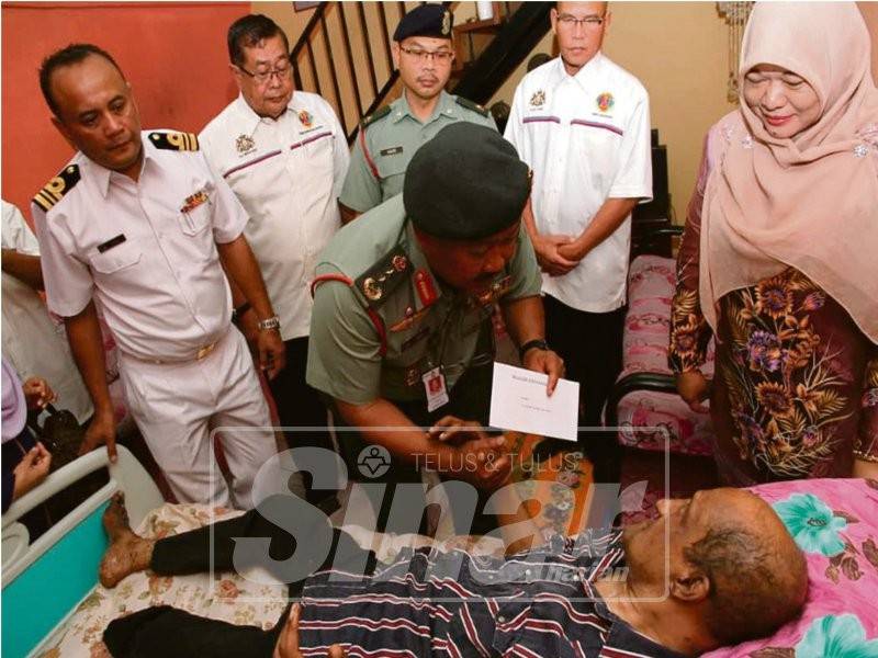 Dzulkarnain menyerahkan sumbangan kepada Sulaiman.
