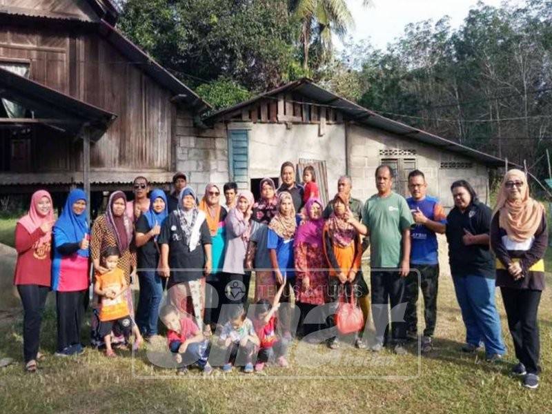 Norhayati (kanan) bersama ahli KSB yang terlibat aktiviti gotong-royong membaik pulih rumah Khafiz (empat, kanan) di Kampung Malan, Dangi.
