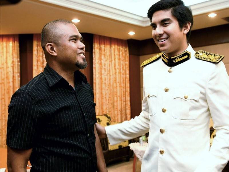 Menteri Belia dan Sukan Syed Saddiq Syed Abdul Rahman (kanan) bertemu dengan Bekas Jurulatih Skuad Berbasikal Brunei, Mohd Yafiz Jamaludin selepas berbincang berkenaan Program 'Jumpa Kami' #TeamKBS di Majlis Sukan Negara hari ini. - Foto Bernama