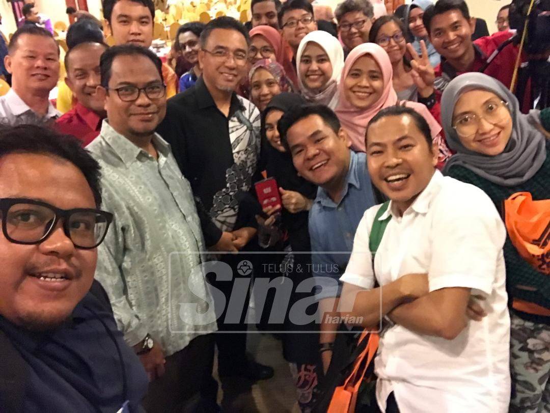 Adly bersama sebahagian pengamal media di negeri Melaka.
