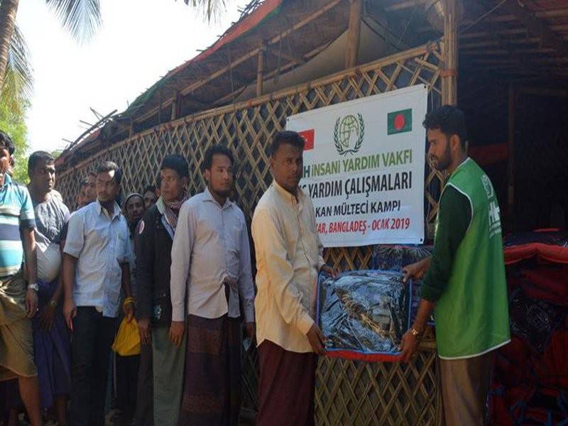 Pelarian Rohinghya menerima bantuan selimut diserahkan wakil HHF di Cox's Bazaar.
