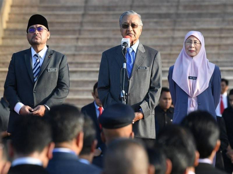 Perdana Menteri Tun Dr Mahathir Mohamad (tengah) berucap pada Perhimpunan Bulanan Jabatan Perdana Menteri di Putra Perdana. Turut sama Timbalan Perdana Menteri Datuk Seri Dr Wan Azizah Wan Ismail (kiri) dan Menteri di Jabatan Perdana Menteri Datuk Seri Dr Mujahid Yusof Rawa. -Foto Bernama