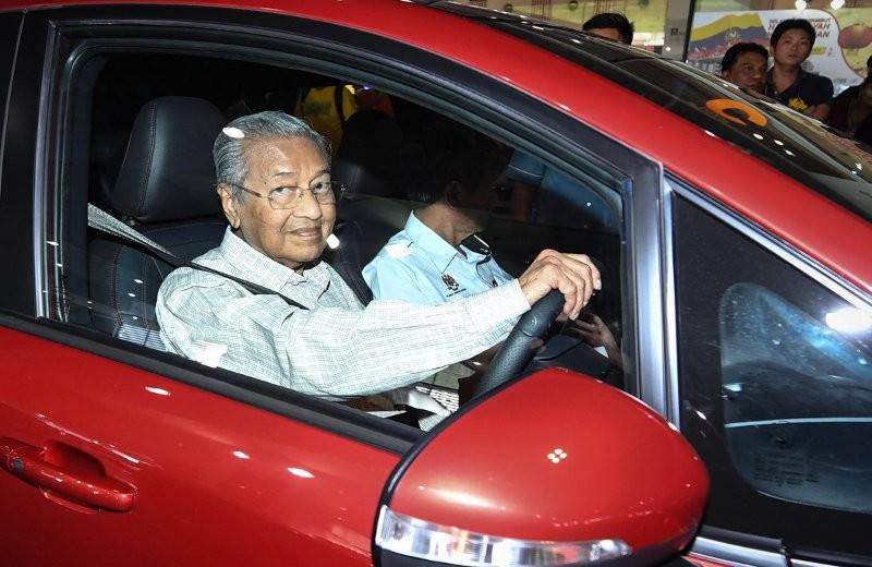 Mahathir memandu Proton Iriz ketika mengadakan lawatan ke Terminal Bersepadu Selatan (TBS) hari ini sempena perayaan Tahun Baharu Cina. - Foto Bernama