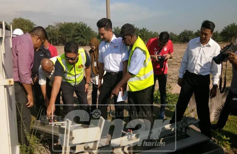 Azmizam melihat peti pembekal elektrik yang dirosakkan ketika melawat kawasan terlibat kes vandalisme di sekitar Pelabuhan Klang.