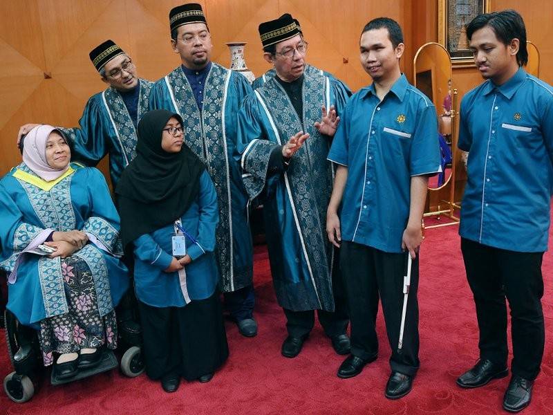 Rektor UIAM Prof Emeritus Tan Sri Dzulkifli Abdul Razak (tiga, kanan) beramah mesra bersama Nurrulaini Ahmad (dua kanan) yang mengalami kecacatan fizikal (rendah), Ahmad Danial Mohd Sani (dua, kanan) (kecacatan penglihatan) dan Ahmad Hazmi Johari (kanan) (kecacatan pendengaran dan pertuturan) ketika menghadiri Majlis Bai’ah atau Majlis Ikrar Pelajar Baharu yang berlangsung di Dewan Utama Pusat Kebudayaan Universiti Islam Antarabangsa Malaysia (UIAM) hari ini. Foto: Bernama