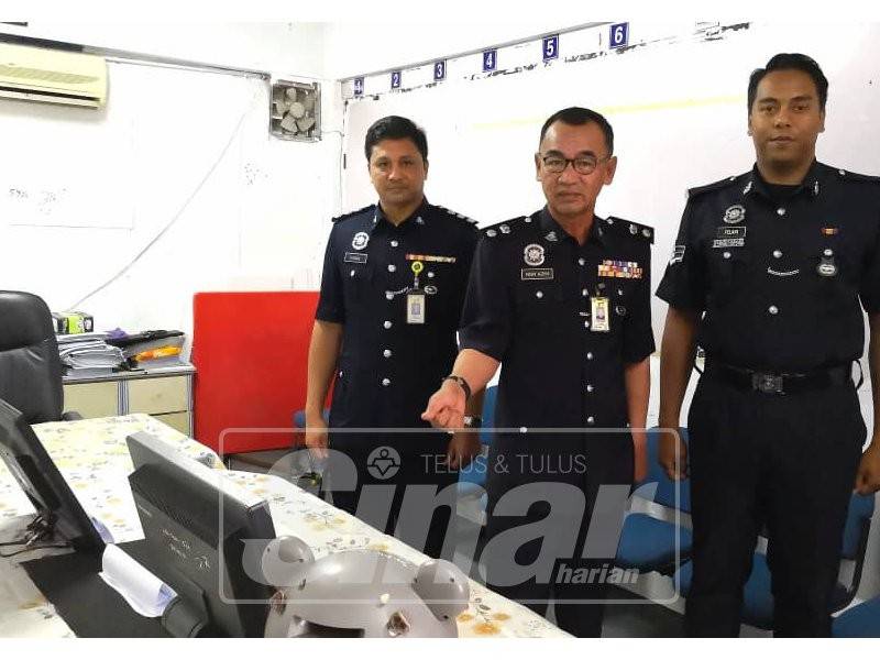 Nor Azmi (tengah) menunjukkan barangan dirampas pada sidang media di IPD Sabak Bernam, di sini.