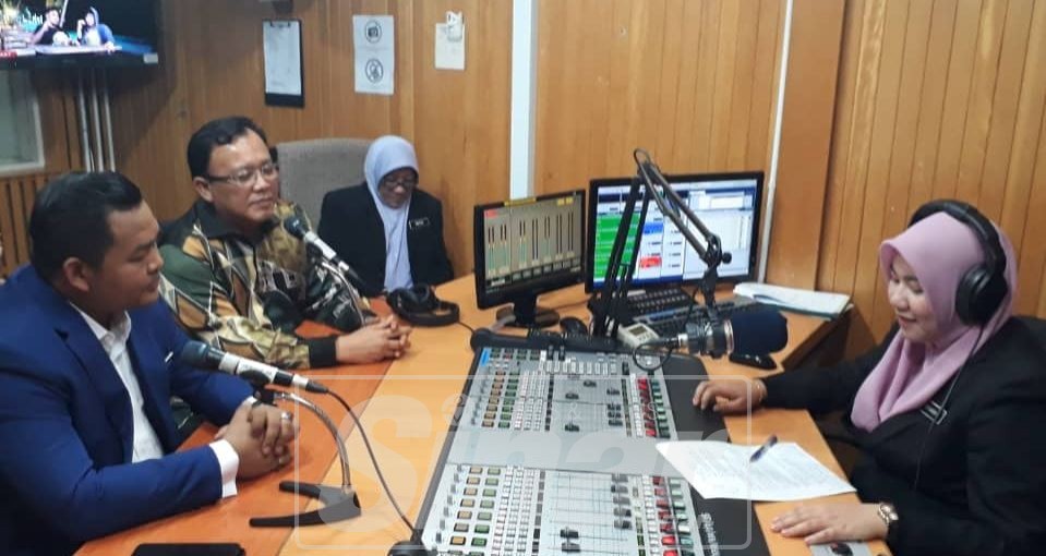 Dari kiri Mohd Firdaus dan Eddin Syazlee ketika melawat konti radio Kedah FM di Jabatan Penyiaran Malaysia Kedah, hari ini.