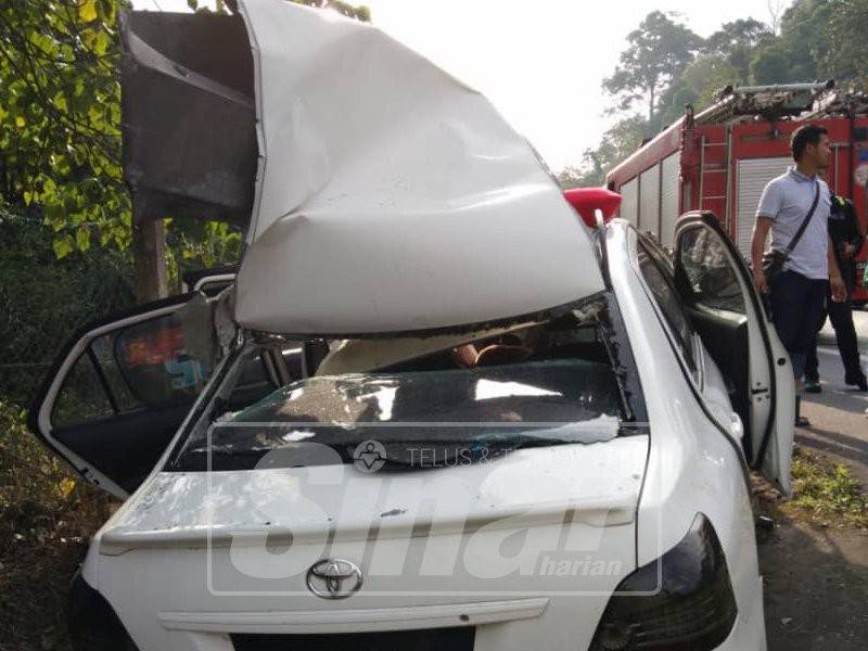 Keadaan kereta jenis Toyota Vios dinaiki empat mangsa remuk teruk selepas terbabit kemalangan.