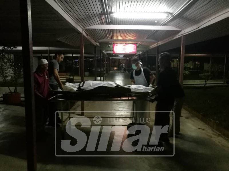 Mayat mangsa dibawa ke bilik Unit Forensik Hospital Besut untuk tindakan lanjut.