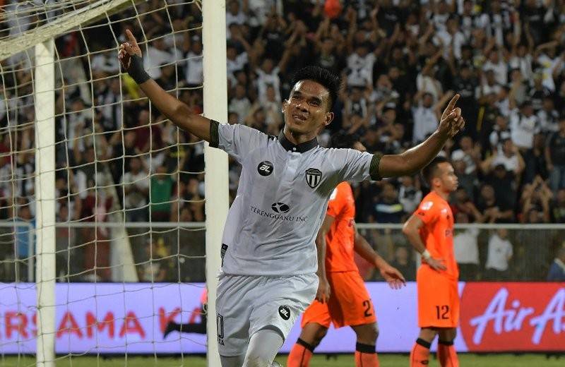 Pemain pasukan Terengganu FC (TFC) Abdul Malik Mat Ariff meraikan kejayaan selepas menjaringkan gol penyamaan ketika menentang pasukan PKNS FC pada saingan Liga Super Malaysia 2019 di Stadium Sultan Ismail Nasiruddin Shah, semalam. - Foto Bernama
Keputusan penuh TFC 1-1 PKNS FC.