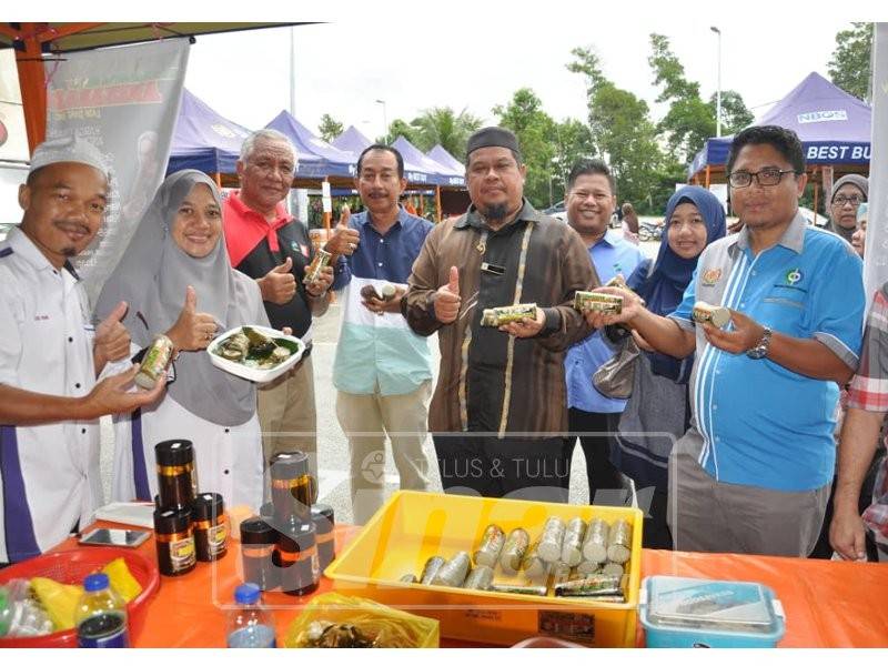 Fauzi (tengah) melawat gerai yang menjual pelbagai jenis makanan di PTK Nyiur Tujuh.