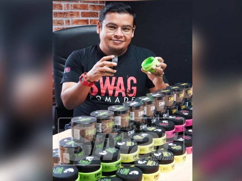 Mohd Rozailmee menunjukkan pelbagai jenis Swag Pomade yang dijual di pasaran. 