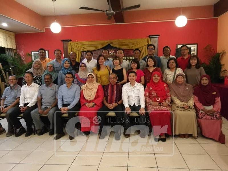 Fuziah Salleh (enam kanan) merakamkan gambar kenangan bersama sebahagian tetamu jemputan dan media pada majlis makan malam bersama media sempena Tahun Baharu Cina di Restoran Horizon Garden di sini, malam tadi.